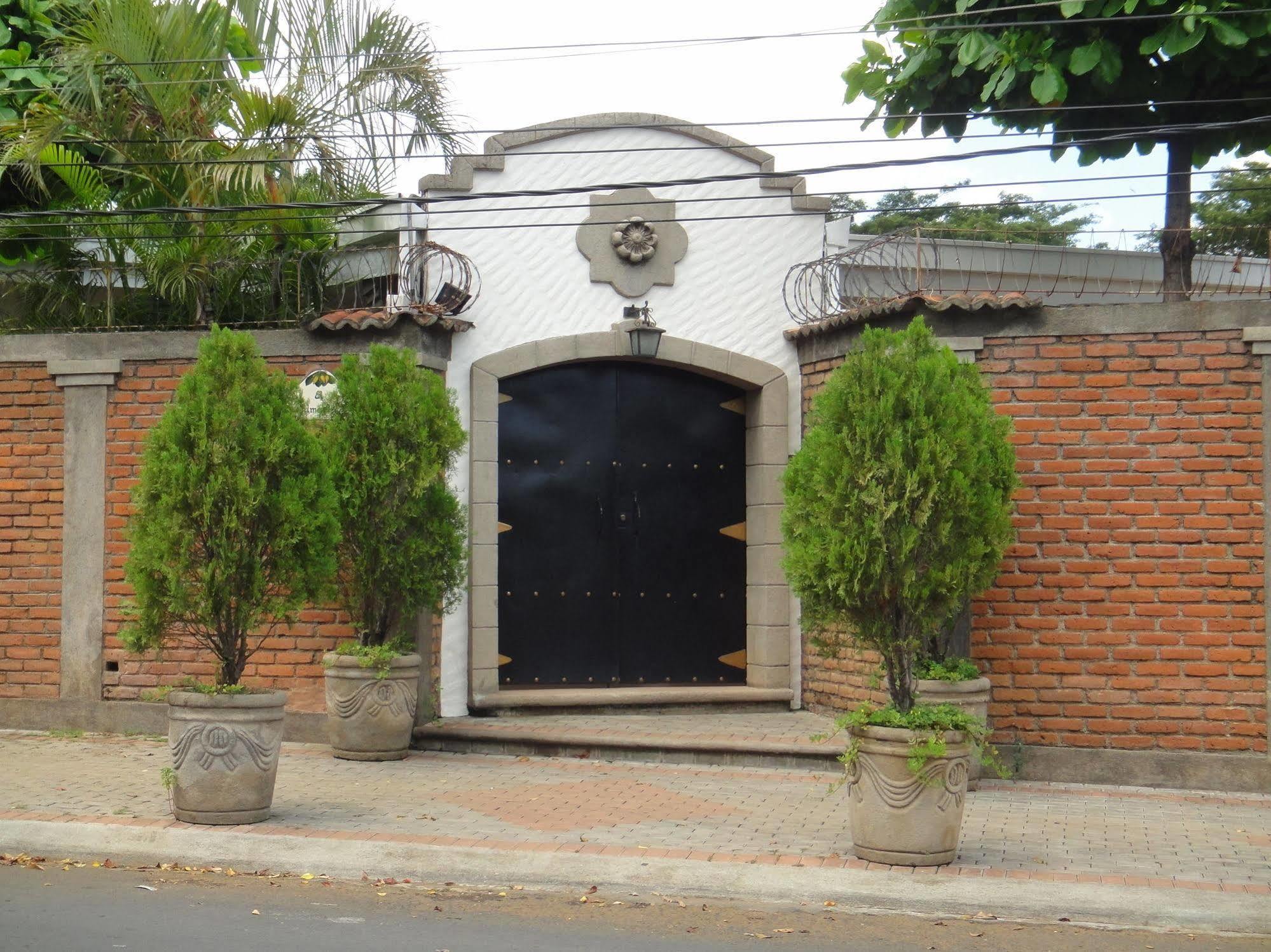 Hotel El Almendro มานากัว ภายนอก รูปภาพ
