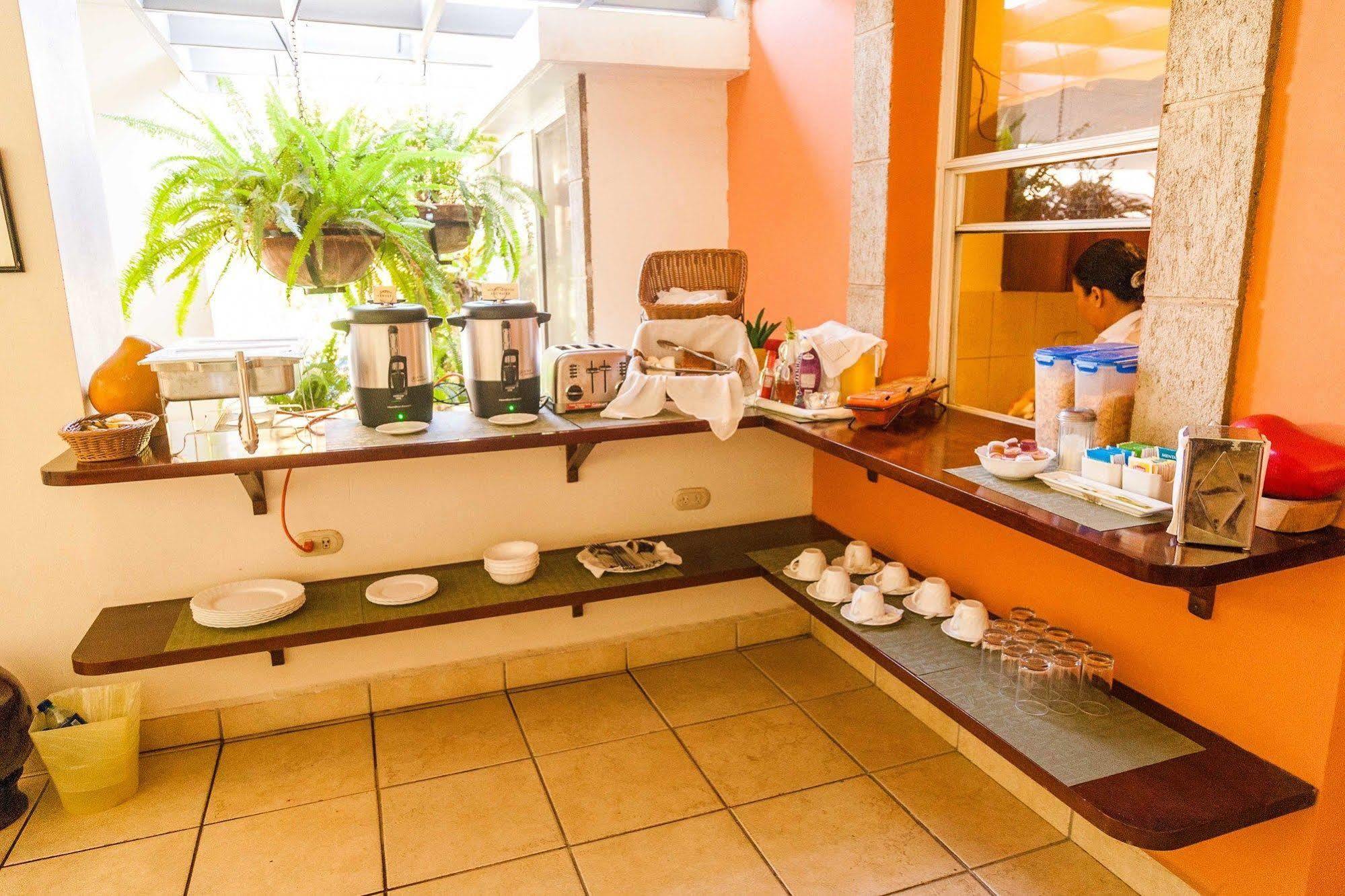 Hotel El Almendro มานากัว ภายนอก รูปภาพ